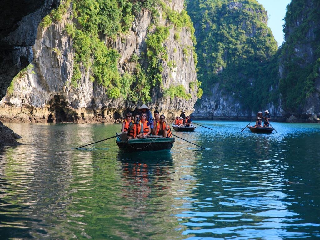 Garden Bay Premium Cruise Hotel Ha Long Bagian luar foto